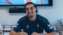 Couhaib Drioeuch, en el momento de firmar su contrato con el Celta.