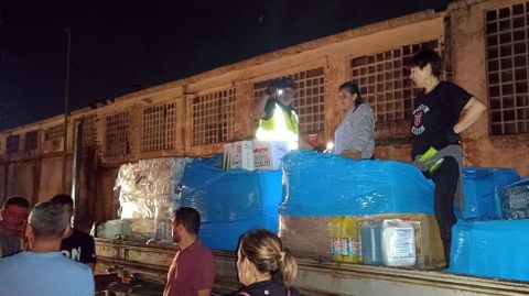 Reparto nocturno de agua embotellada en una de las zonas afectadas por la gota fra