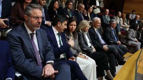 El delegado del Gobierno, Pedro Blanco, conversa con la mujer de Rueda, Marta Coloret, sentada junto a la madre del presidente, Lola de Valenzuela.
