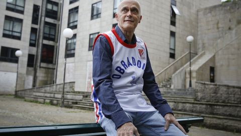 Tonecho, con la camiseta de su �poca como jugador, con el n�mero 14