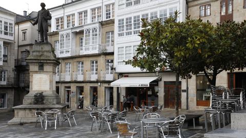 A partir de las tres de la tarde del viernes la hostelera de Viveiro (una terraza en la Praza Maior, este mircoles) y la de Burela debern cerrar, en principio durante un mes