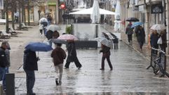 Personas caminando por el entorno de la plaza de Armas.