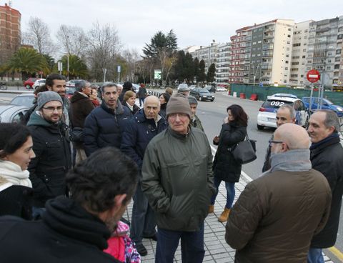 Los vecinos se concentraron de nuevo en la rotonda para rechazar la instalaci�n del barco. 