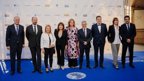 Loles Len (cuarta por la izquierda) y Nathalie Poza (segunda por la derecha) con las autoridades. 