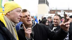 Un seguidor de Verdaderos Finlandeses se fotograf�a con el l�der de la formaci�n, Jussi Halla-aho