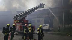Un incendio afecta a varias naves del pol�gono industrial de O Ceao