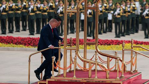 Xi y Trump, antes de escuchar los himnos nacionales.