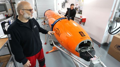 Pablo Rodr�guez y H�ctor S�nchez sobre el AUV de m�s de seis metros y 1.500 kilos.