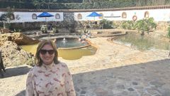Elva Palacios frente a las piscinas inspiradas en las termas de Ourense, en Schica
