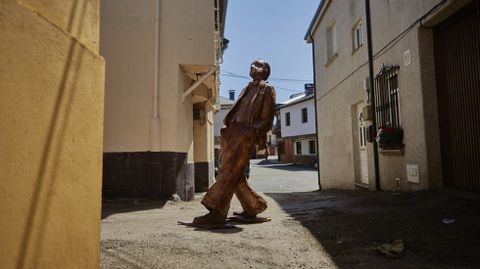 A escultura de madeira de Florencio Delgado Gurriar�n feita por Anxo Baranga