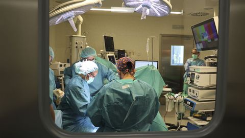 Uno de los objetivos del Sergas es reducir el tiempo de acceso a la asistencia, en la foto una cirug�a en el hospital provincial de Santiago