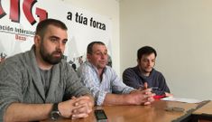 Ant�n �lvarez, de la CIG, con dos trabajadores que ganaron el litigio, Antonio Gonz�lez y Jos� Manuel Di�guez.