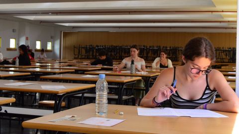 Aula con alumnos realizando un examen.