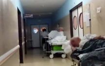 Pacientes en camillas en los pasillos de urgencias del Hospital Meixoeiro ayer por la tarde, cuando el servicio todav�a no estaba a tope.