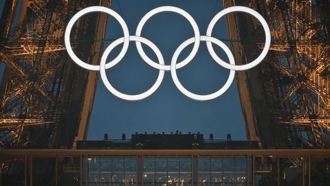 Los aros olmpicos en la torre Eiffel