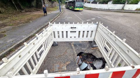 Zona vallada por un gran socav�n en la carretera vieja a Madrid