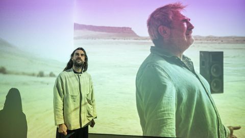 Laxe, en medio de la instalaci�n sobre �Sir�t� que acoge el Museo Reina Sof�a.