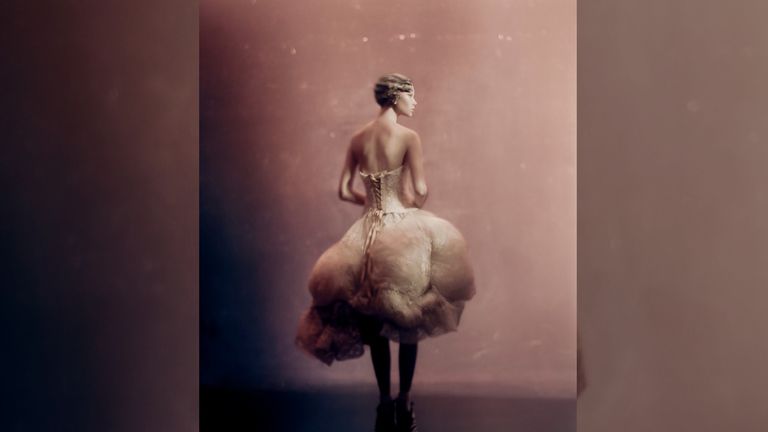 �Sara Grace�, Par�s, 2018 es una de las im�genes que forman parte de la muestra �Doubts� de Paolo Roversi que impulsa la Fundaci�n MOP