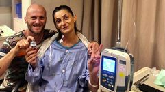 Vanessa Enr�quez Ra�do, originaria de As Pontes con una enfermedad rara en Nueva Zelanda, junto a su pareja, el ingeniero agr�nomo chileno Diego Camiruaga, en el hospital