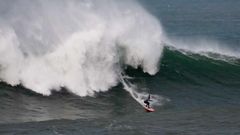 Fern�ndez, a punto de surfear una de las olas grandes con las que gan� la competici�n