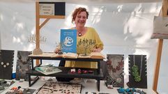 Charo Remo recorre toda cuanta feria puede, mostrando su trabajo de artesan�a en papel. Explica que cada pieza recibe un tratamiento de tres capas, una de ellas es impermeabilizante y otras dos se aplican para endurecer. Al amparo la fundaci�n de Artesan�a de Galicia, la santiaguesa fund� D Rositas, marca con la que ha abierto una nueva etapa vital colmada de ilusi�n.