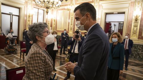 El presidente del Gobierno, Pedro Snchez, saluda a la sobrina nieta de Azaa, Mara Jos Navarro, en el homenaje en el Congreso