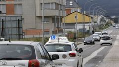 Vehculo de una autoescuela haciendo prcticas en Foz, donde se examinan los futuros conductores