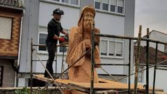El artesano de la madera y la piedra Carlos Garc�a, en pleno trabajo de tallado de la escultura dedicada a los peregrinos