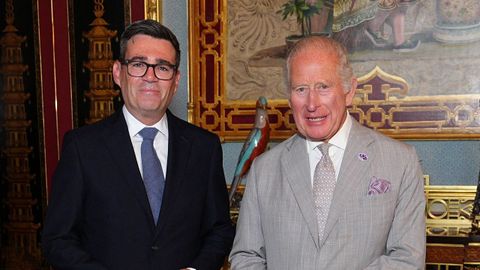 El rey Carlos III recibe a Andy Burnham durante una audiencia en el Palacio de Buckingham.