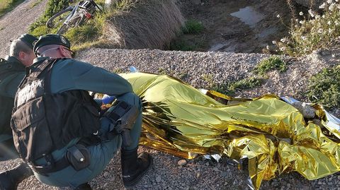  Agentes de la Guardia Civil han denunciado a un hombre de 57 a�os al que auxiliaron previamente tras caerse de la bicicleta en la que se desplazaba en una acequia de un camino rural en Mall�n (Zaragoza) y constatar que se encontraba ebrio y que hab�a burlado el confinamiento del estado de alarma por coronavirus