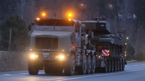 Convoy de tropas britnicas en Letonia