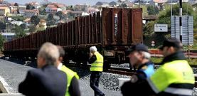 Un momento de la operaci�n de entrada del ferrocarril al muelle interior para realizar un transporte de madera.