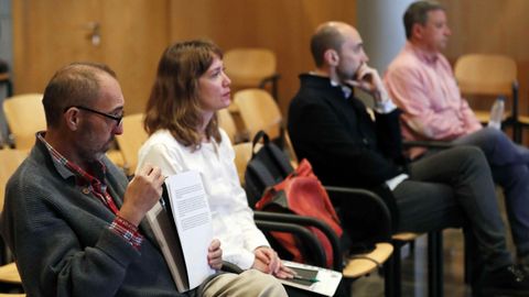 El exjefe de producci�n del complejo cultural, Marc Mart� (3i); el exagente de viajes Jos� Mar�a Vigil (d), el exdirector general de la Fundaci�n Niemeyer, Natalio Grueso (i); y su exesposa, Judit Pereiro (2i)