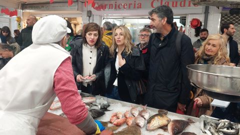 Marta Lois, Yolanda Daz y Ramn Sarmiento, en una visita a un mercado en Cangas.