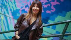 La escritora Sibila Freijo fotografiada en un mural de Magistrado Manuel Artime en A Coru�a.