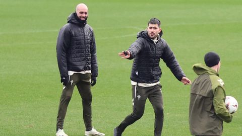 Claudio Gir�ldez y el preparador f�sico Christian Fern�ndez, en el entrenamiento del Celta de este mi�rcoles.