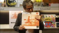 IV�N FERREIRO MORDIENDO UN EJEMPLAR DE �CENA RECALENTADA�