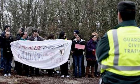 Un guardia civil vigila el martes una concentraci�n de trabajadores del hotel.