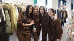 Ana, Mar�a, Noem� y L�a, trabajadoras de la tienda de Bimba y Lola en la plaza de Lugo de A Coru�a