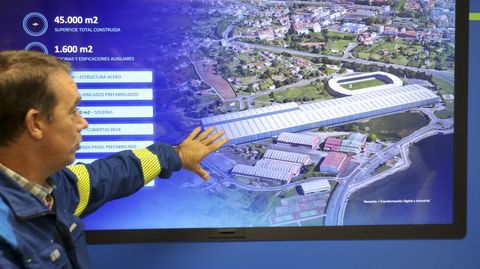 Rafael Morgade, responsable de Transformación Digital de Navantia Ferrol, comparando el tamaño de la fábrica con el estadio de A Malata