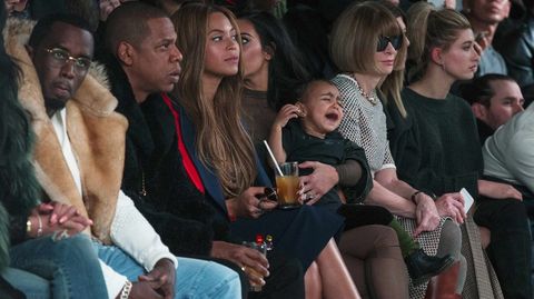 Semana de la Moda de Nueva York.La hija de Kanye West y Kim Kardashian, North, llorando durante el desfile de la colecci�n que su padre dise�� para Adidas. Al lado de la ni�a, Anna Wintour, Beyonce, Jay-Z y Sean Combs