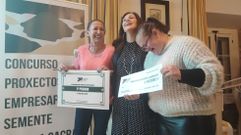 La alegra de las promotoras del proyecto ganador del premio premio del Concurso de Proxectos Empresariais Semente Ribeira Sacra 2025, que propone abrir en Amandi una granja de cabras para elaborar queso y helados. En el medio, Paz Rodrguez, directora de la Axencia Galega de Desenvolvemento Rural (Agader)