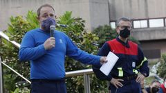 Representantes del comité de empresa de Alcoa hablan a los trabajadores en una asamblea