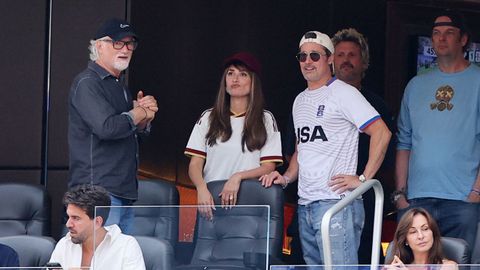 Brad Pitt y Pen�lope Cruz, en otro momento del partido