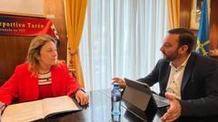 La consejera de Educaci�n, Lydia Espina, con el alcalde de Mieres, Manuel �ngel �lvarez.