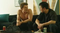 Connor Storrie, como Ilya Rozanov, y Hudson Williams, como Shane Hollander.