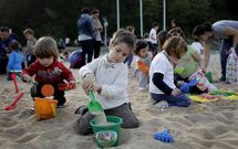 Los ni�os, con los cubos, en el proyecto de Voz Natura en la playa de Oza.