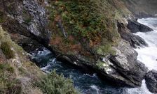 El veh�culo estaba, ayer por la tarde, cubierto por el agua en una grieta de m�s de 50 metros.