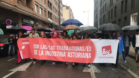 La Pancarta de IU para la manifestacin del 1 de Mayo en Mieres. Entre los asistentes ngela Vallina y Concha Masa