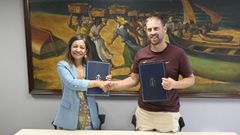 La conselleira do Mar y el patr�n mayor del p�sito eum�s, tras la firma del convenio de colaboraci�n